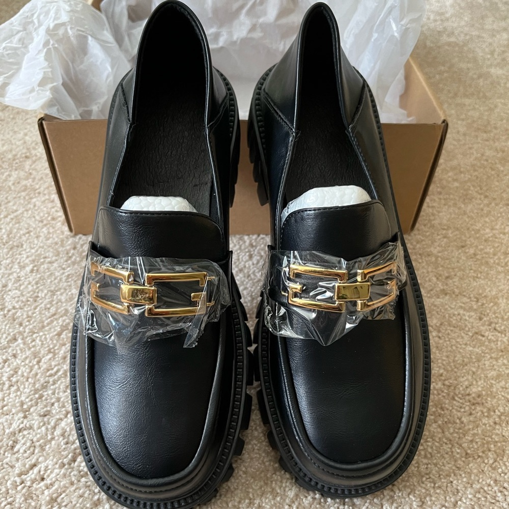 Lattelier women’s size 11 black thick soled loafers with gold detail. NWT